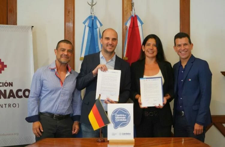 Jóvenes estudiando idiomas en una computadora