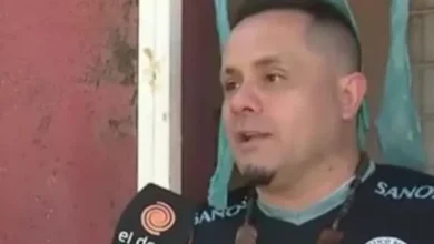 Imagen de un sobre con dinero y un hombre sonriente