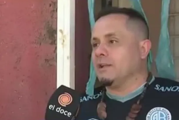 Imagen de un sobre con dinero y un hombre sonriente