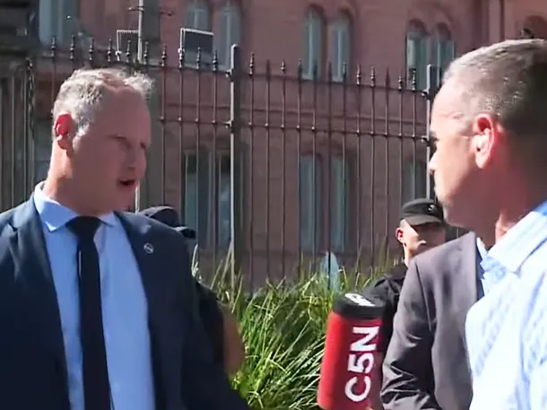 Imagen de la Plaza de Mayo durante el incidente entre el Comisario y el periodista