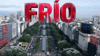 Imagen de un termómetro con un fondo de nubes oscuras y viento