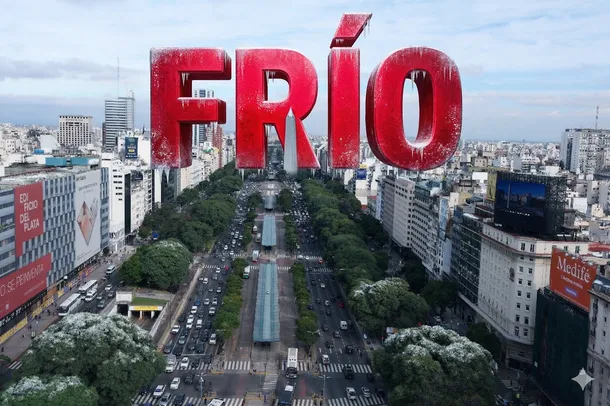 Imagen de un termómetro con un fondo de nubes oscuras y viento