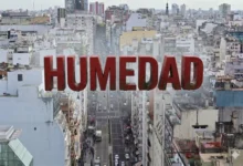 Imagen de una ciudad con niebla y humedad