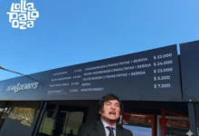 Imagen de un concierto en Lollapalooza Argentina con comida y bebida en el aire