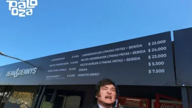 Imagen de un concierto en Lollapalooza Argentina con comida y bebida en el aire