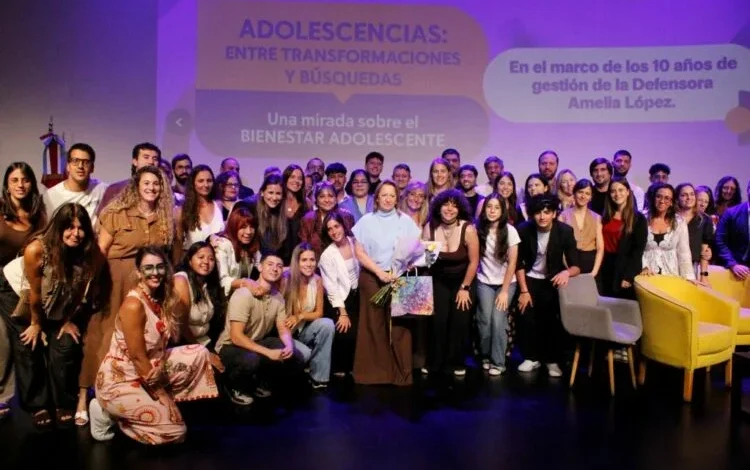 Imagen de un grupo de adolescentes en una situación de malestar