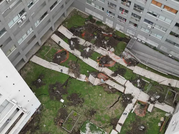 Imagen del derrumbe en Parque Patricios, con vecinos reunidos en la calle