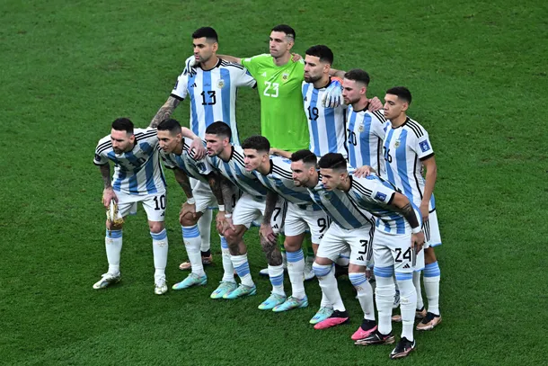 Imagen de Germán Pezzella y Ángel Di María con un mensaje de apoyo al Día de la Memoria