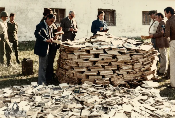 Imagen de un libro quemado con una llama en el fondo