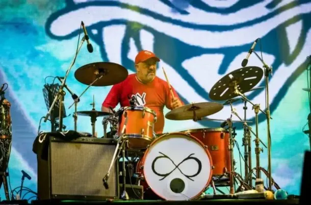 Daniel Buira en escena con Los Piojos