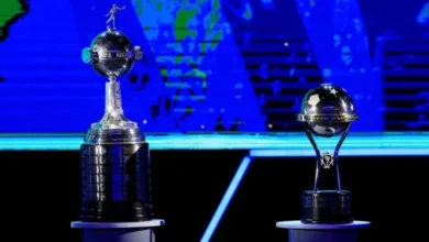 Un jugador de fútbol argentino en acción durante un partido de la Copa Libertadores