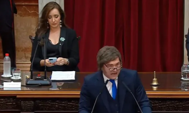 Victoria Villarruel revisa su teléfono celular durante la apertura de sesiones ordinarias