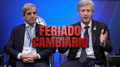 Imagen de un cajero automático con una persona realizando una transacción