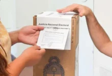 Imagen de una urna electoral con boletas