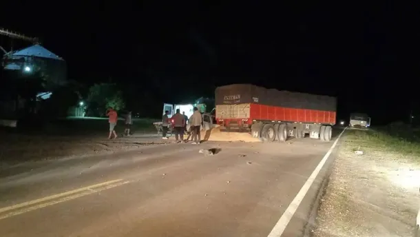 Imagen de un choque frontal en una ruta
