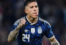 Enzo Fernández en acción durante el partido entre la Selección Argentina y Mauritania