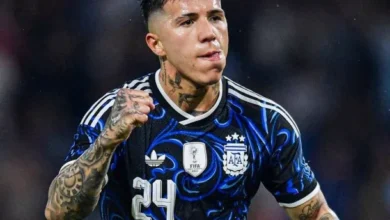 Enzo Fernández en acción durante el partido entre la Selección Argentina y Mauritania