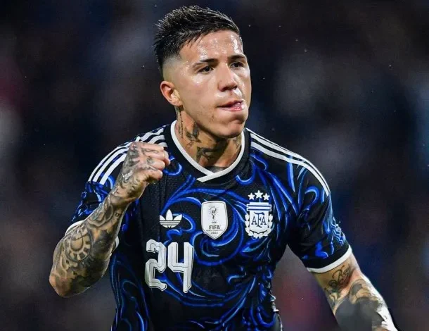 Enzo Fernández en acción durante el partido entre la Selección Argentina y Mauritania