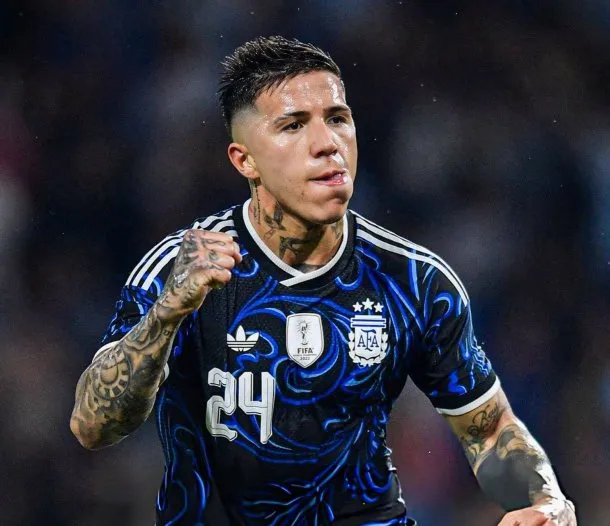 Enzo Fernández en acción durante el partido en la Bombonera