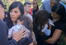 Esmeralda abrazada por su madre después de ser encontrada