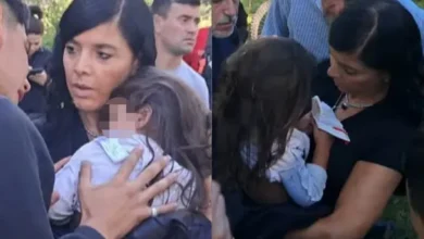 Esmeralda abrazada por su madre después de ser encontrada