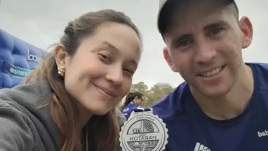 Nahuel Gallo abrazando a su familia después de regresar a la Argentina