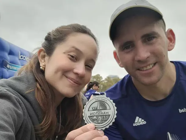 Nahuel Gallo abrazando a su familia después de regresar a la Argentina