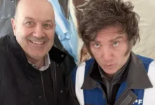 Federico Sturzenegger junto a Javier Milei presentando la Ley Hojarasca