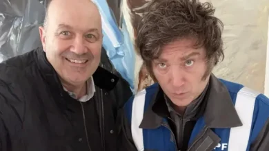 Federico Sturzenegger junto a Javier Milei presentando la Ley Hojarasca