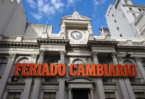Imágenes de protestas en Medio Oriente y gráficos de la economía argentina