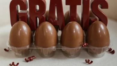 Imagen de la Fiesta del Chocolate en Bariloche con conejos gigantes y huevos de Pascua