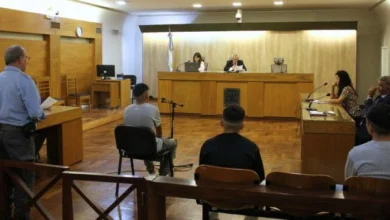 Imagen de un juez en una sala de juicio