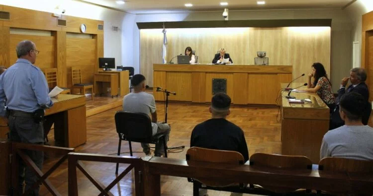 Imagen de un juez en una sala de juicio