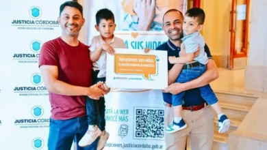 Familia feliz con niños adoptados