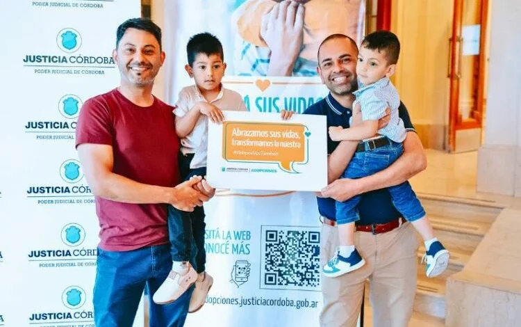 Familia feliz con niños adoptados