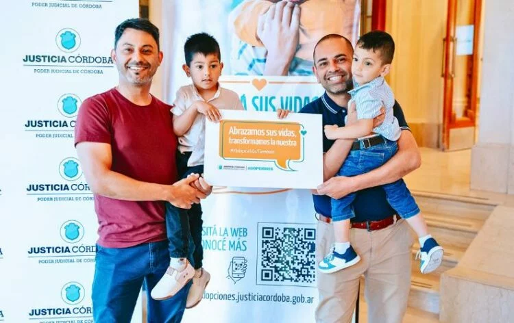 Familia feliz con niños adoptados