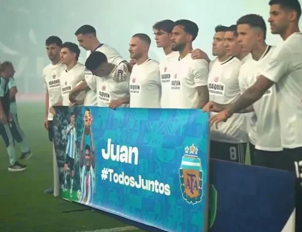 La Selección Argentina posa con remeras en apoyo a Foyth y Panichelli