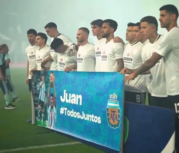 La Selección Argentina posa con remeras en apoyo a Foyth y Panichelli