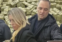 Manuel Adorni en un avión privado