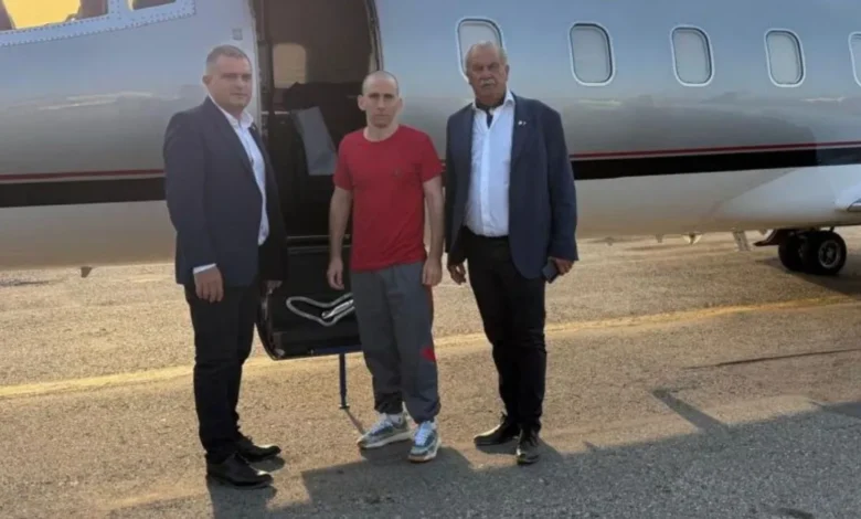 Nahuel Gallo sonríe en una cena familiar después de su recuperación