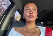 Sofía Solá en un evento, sonriendo y saludando a los medios