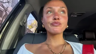 Sofía Solá en un evento, sonriendo y saludando a los medios