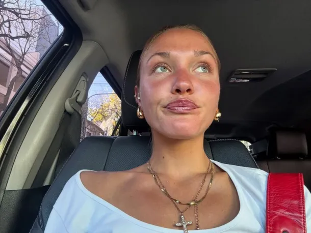 Sofía Solá en un evento, sonriendo y saludando a los medios