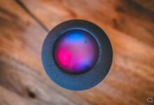 Imagen de un HomePod de Apple con una pantalla y un brazo robótico
