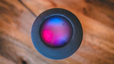 Imagen de un HomePod de Apple con una pantalla y un brazo robótico