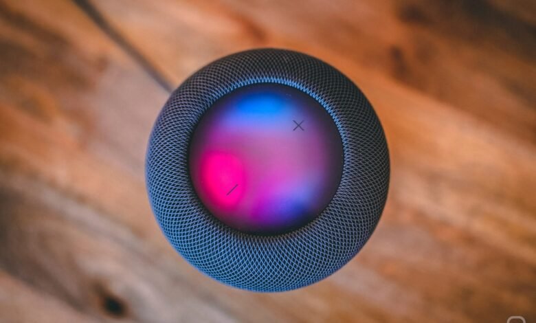 Imagen de un HomePod de Apple con una pantalla y un brazo robótico