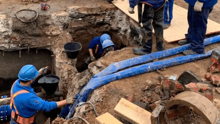 Trabajos de bacheo en la calle