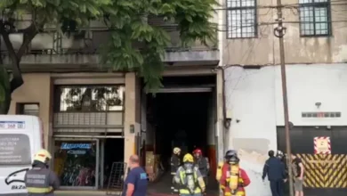 Imagen de la fábrica de bicicletas en llamas en Barracas