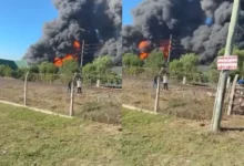 Imagen de un incendio en una fábrica con humo negro y espeso