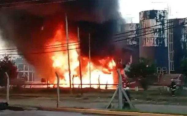 Incendio en refinería del Parque Industrial Pilar
